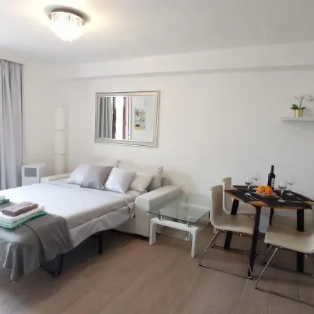Parque Santiago 1 , One Bedroom Apartament Parterowy Pool View 008 Alejandro شقة *